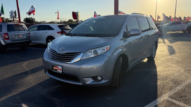 2015 Toyota Sienna XLE's photo